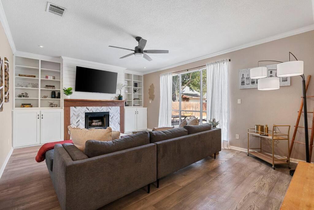 Sun Filled Home W Gorgeous Pool HotTub Gameroom photo 3