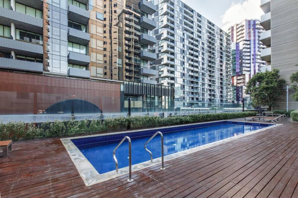 'The View at Docklands' Resort style City Living photo 1