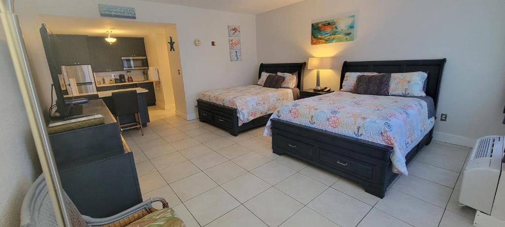 Sea Breeze, Studio 510, Beach steps away!+pool+WiFi image