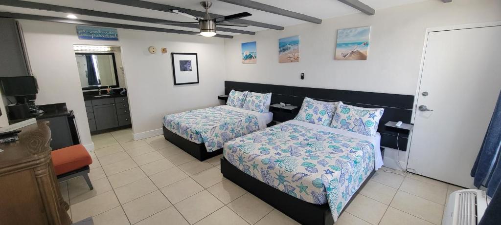 SunsetView Studio116 Beach steps away Pool WiFi image