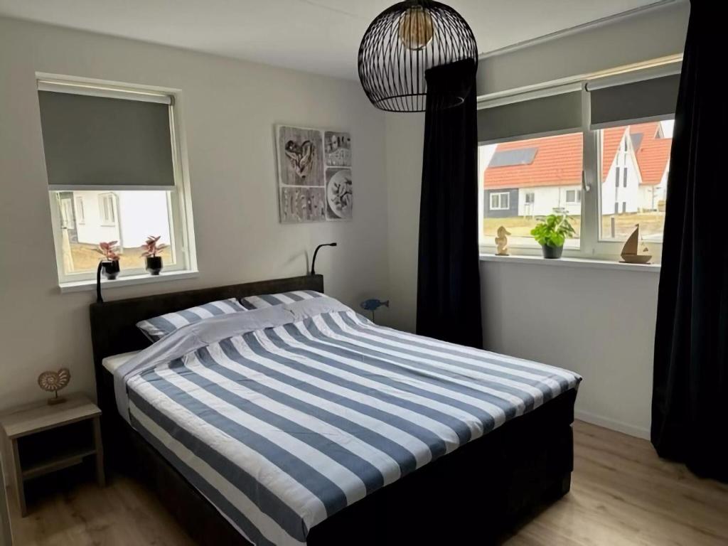 Tranquil holiday home in Scherpenisse with garden photo 3