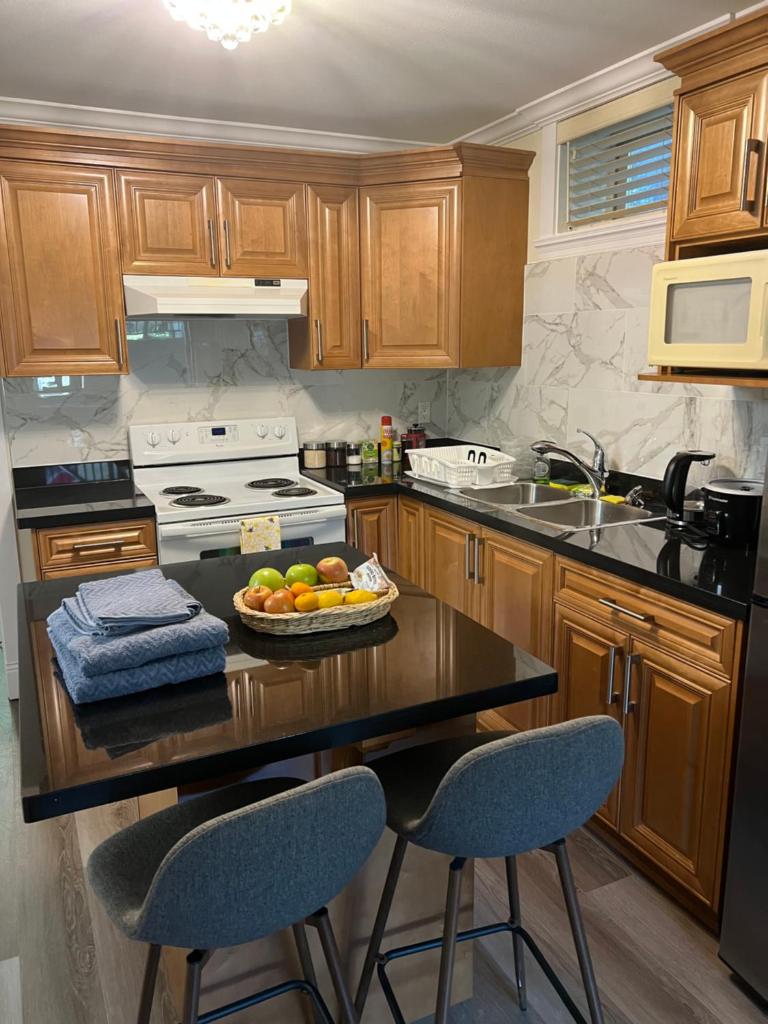 Private suite 1 bed 1 bath 15 mins YVR and downtown 舒适安静 photo 1