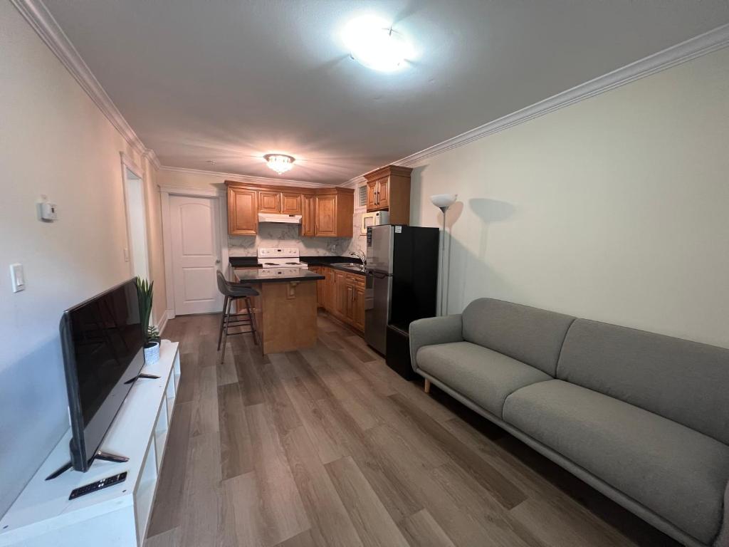 Private suite 1 bed 1 bath 15 mins YVR and downtown 舒适安静 photo 3