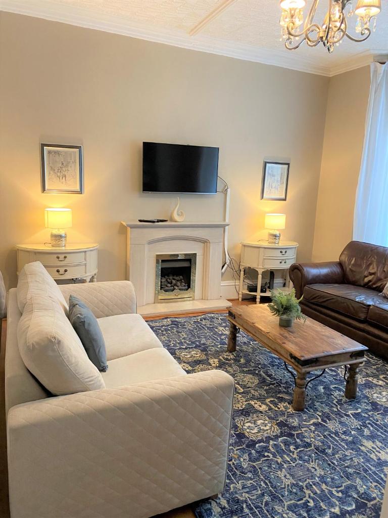 Villa with Park Views close to Liverpool Centre - Tap to explore photos