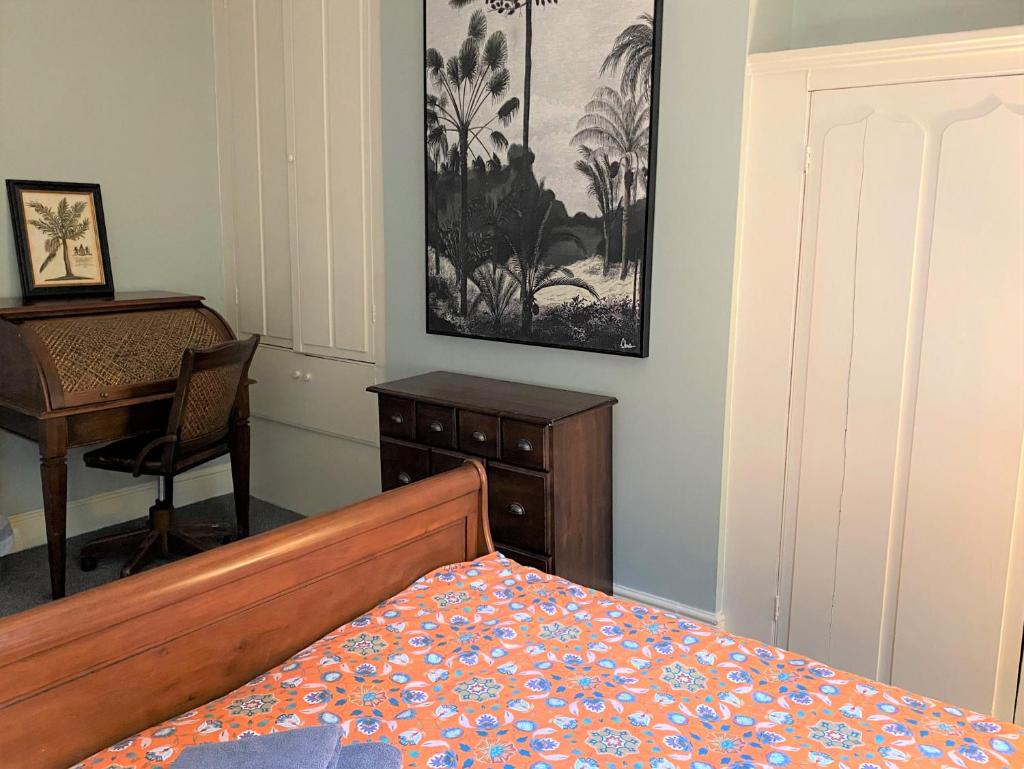 Villa with Park Views close to Liverpool Centre - Tap to explore photos