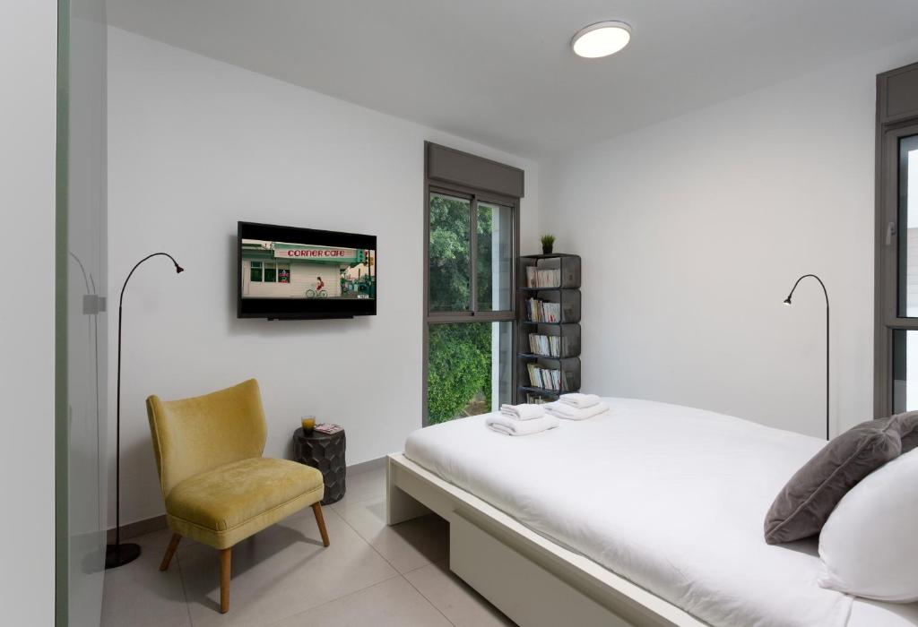 Beautiful 2BDR close to Bialik Place by HolyGuest photo 3