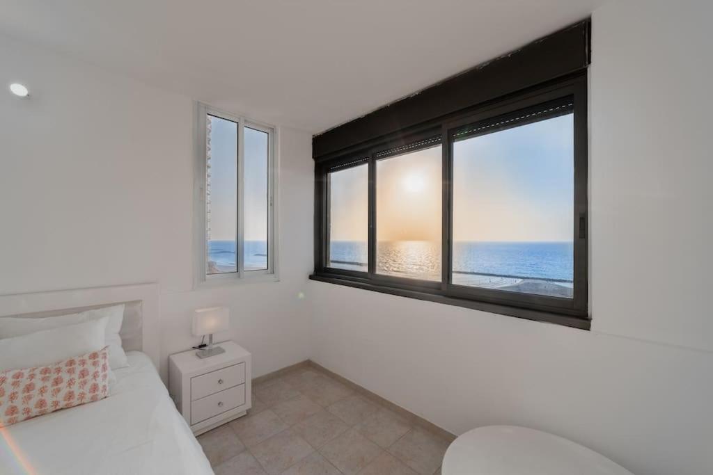 Beachfront apartment with breathtaking sea view photo 1