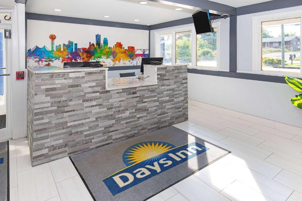 Days Inn by Wyndham Knoxville North photo 3