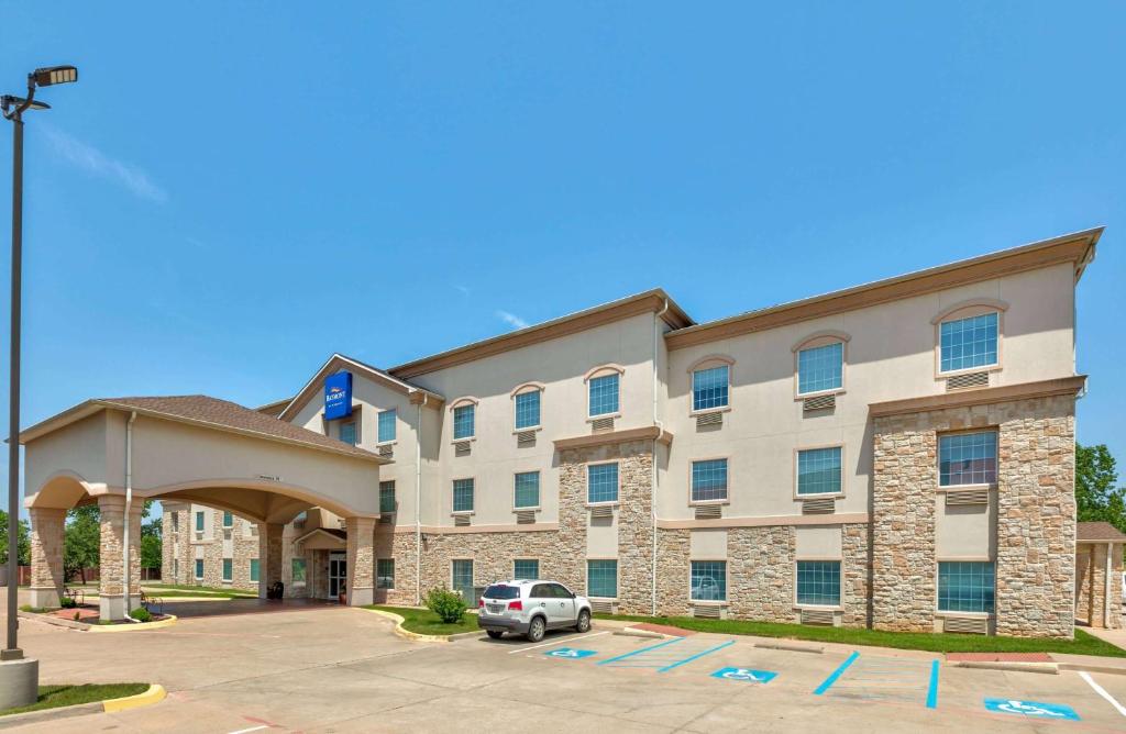 Baymont Inn & Suites by Wyndham Glen Rose photo 2