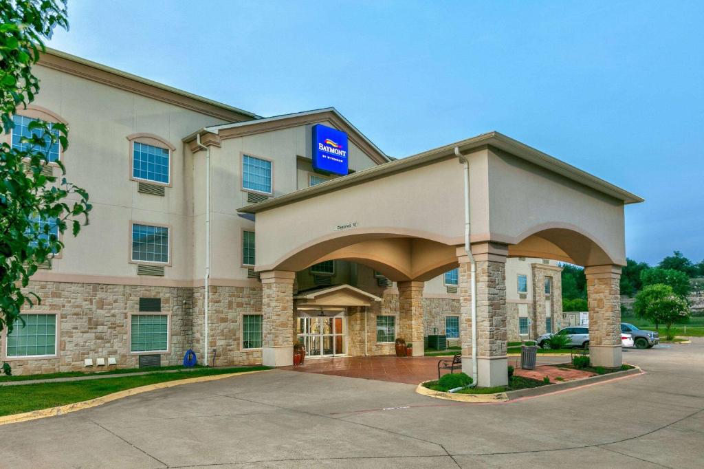 Baymont Inn & Suites by Wyndham Glen Rose photo 3