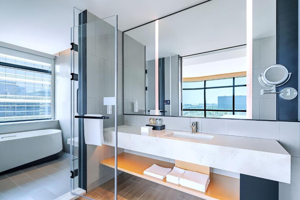 Fairfield by Marriott Beijing Daxing Airport - Tap to explore photos