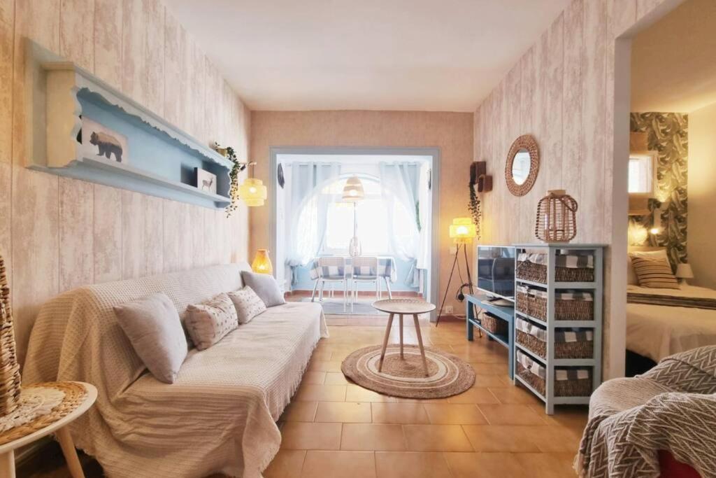 Stylish bungalow with sea views photo 1