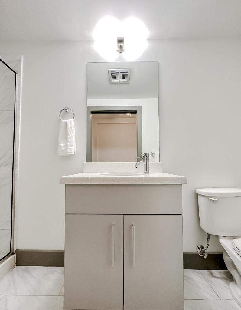 Sleepover High-end Downtown Springfield Apartments photo 2