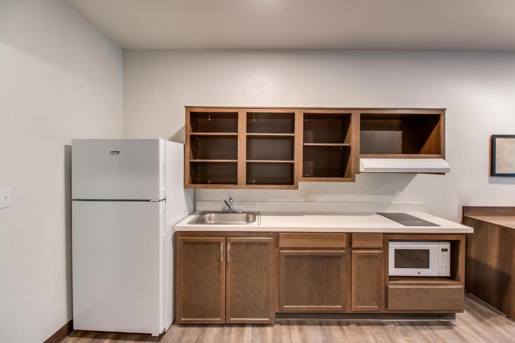 WoodSpring Suites Bakersfield Airport photo 3