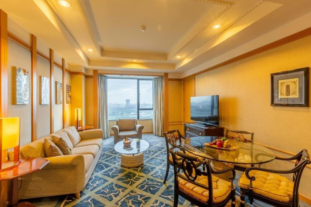 Khách sạn Renaissance Riverside Sài gòn