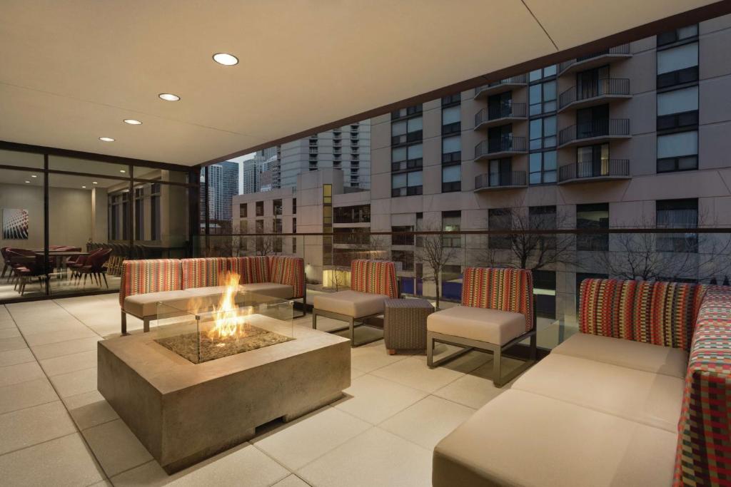 Home2 Suites By Hilton Chicago River North photo 4