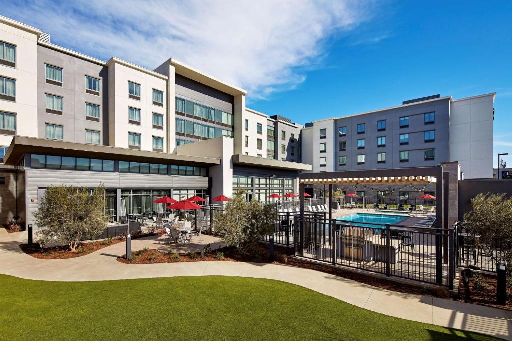 Hampton Inn Long Beach Airport image