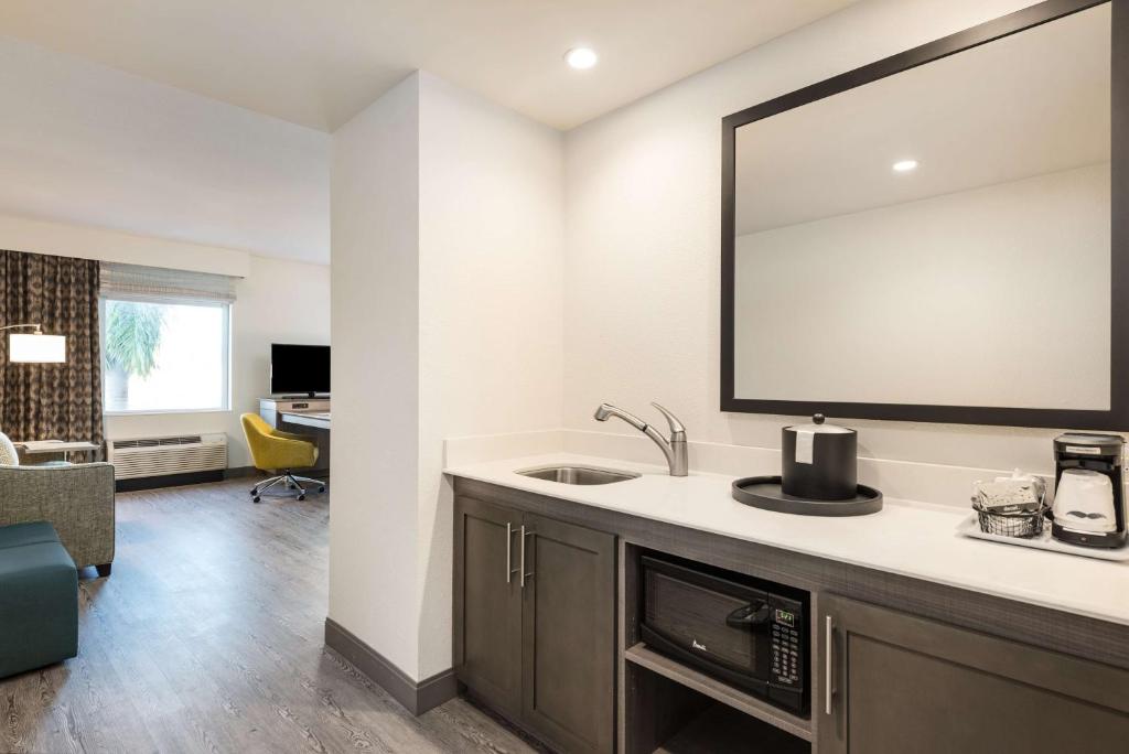 Hampton Inn & Suites Miami Midtown, FL - Tap to explore photos