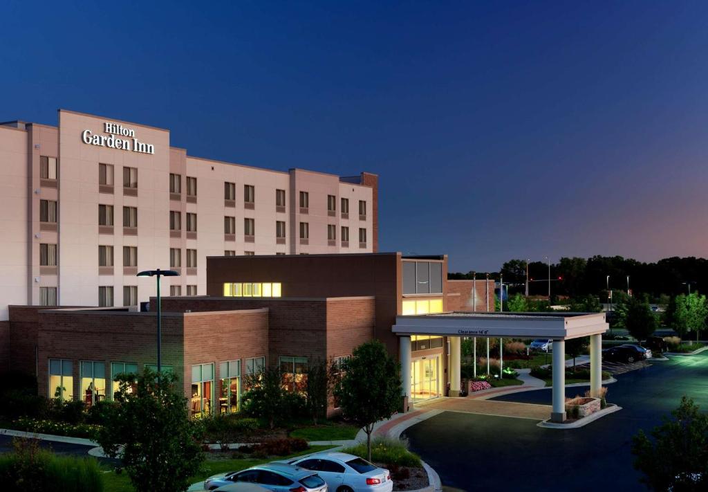 Hilton Garden Inn Lake Forest Mettawa image