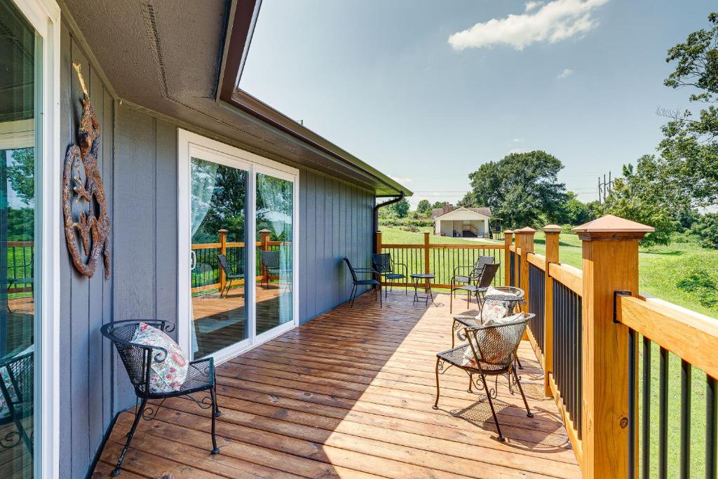 Guntersville Hideaway with Mountain and Lake Views!