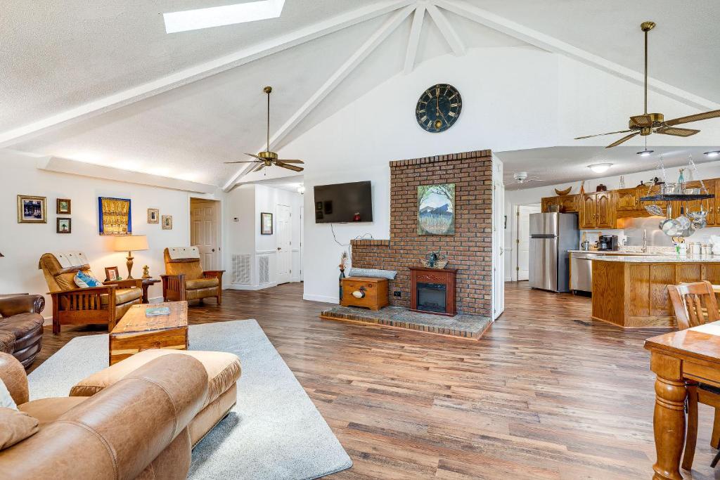 Guntersville Hideaway with Mountain and Lake Views! photo 4