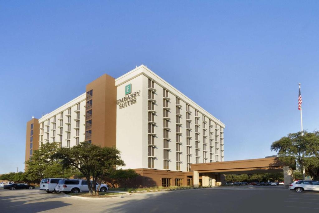 Embassy Suites by Hilton Dallas Market Center photo 2