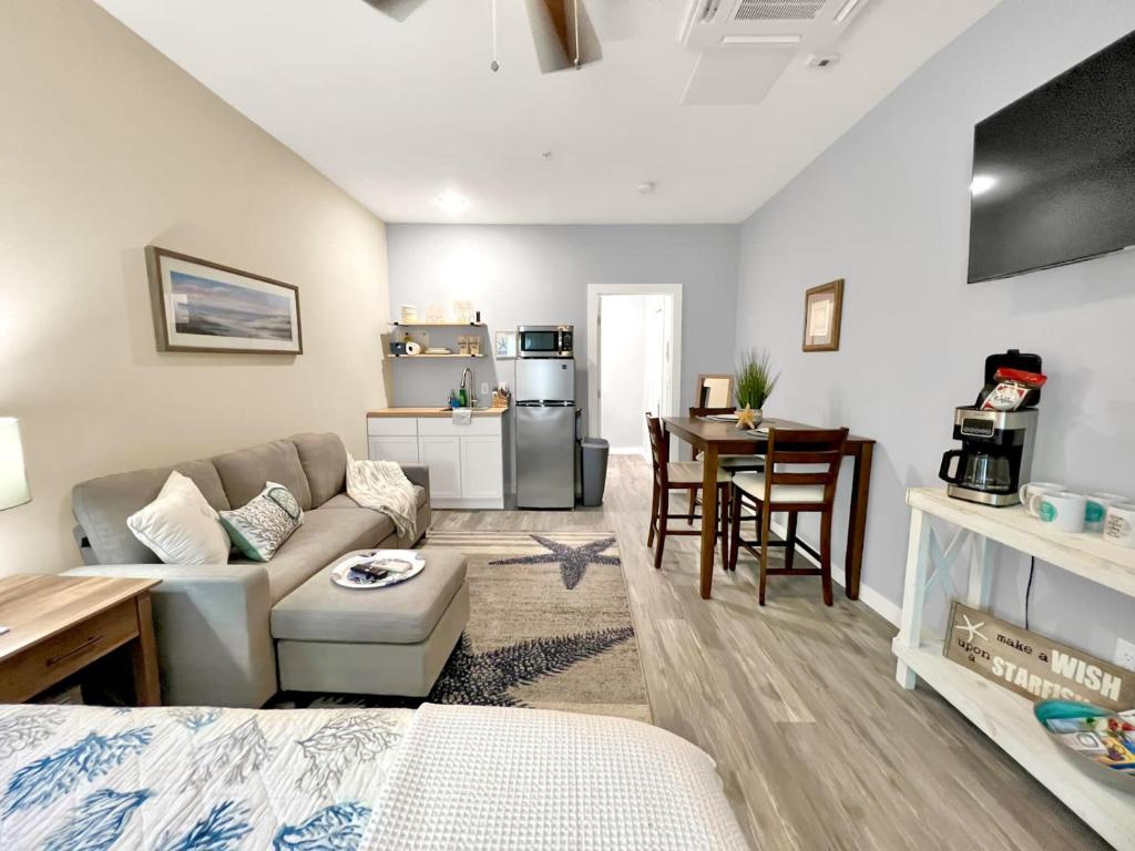 The Sand Dollar Close to Downtown FWB and Beach image