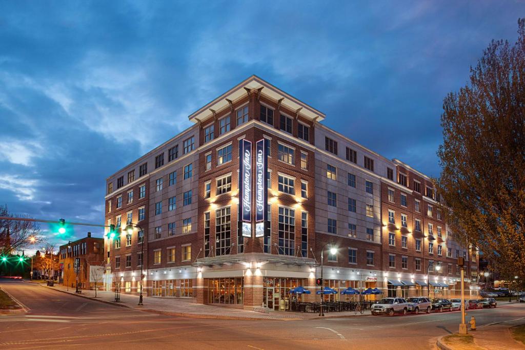 Hampton Inn Portland Downtown - Waterfront image
