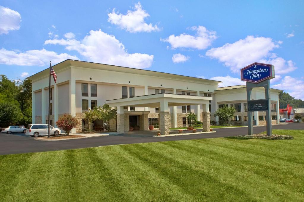 Hampton Inn Sevierville image
