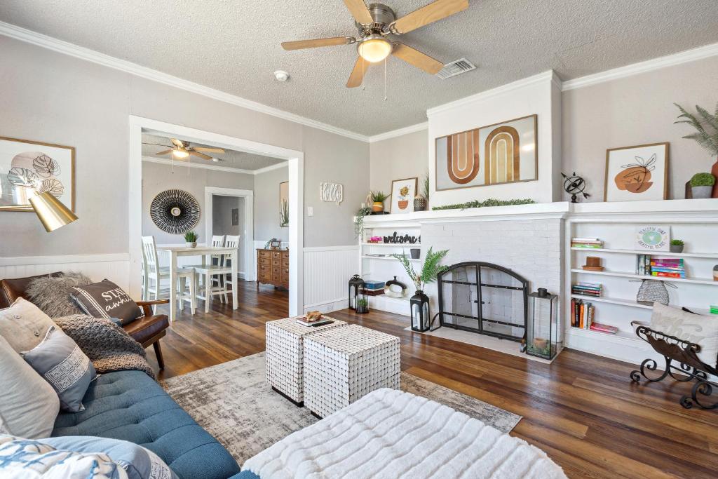 Quaint Cottage downtown Waco close to Magnolia, Baylor uni., Cameron Park Zoo... image