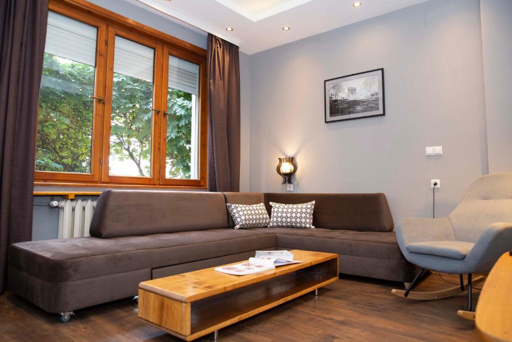 Central Sofia 3-bedroom apartment - Urban Art gallery - Free Parking! - Tap to explore photos