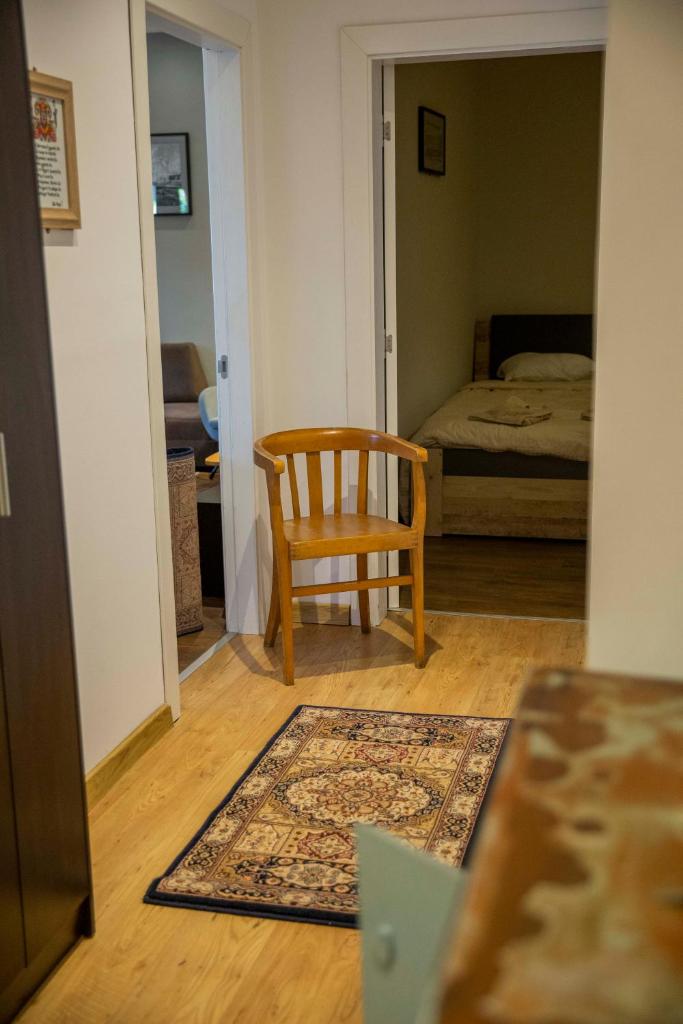 Central Sofia 3-bedroom apartment - Urban Art gallery - Free Parking! - Tap to explore photos