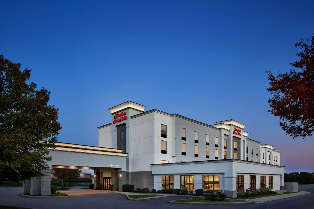 Hampton Inn & Suites New Haven - South - West Haven - Tap to explore photos