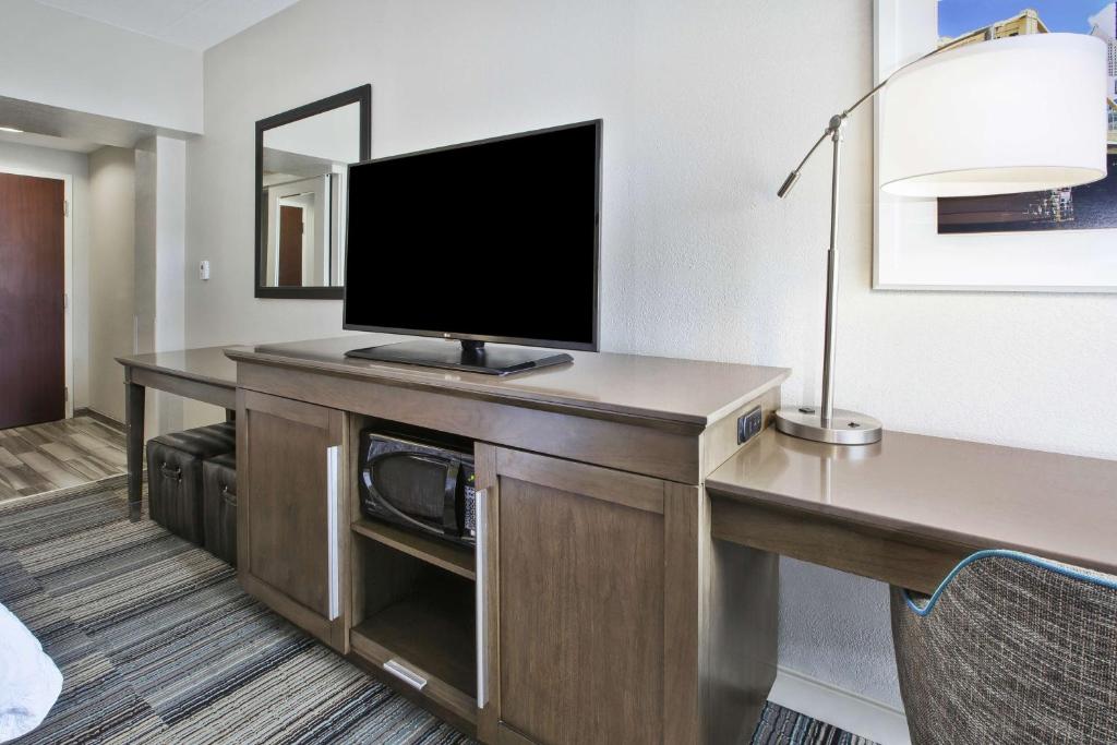 Hampton Inn Pittsburgh University Center Room Type - Deluxe King Room - Non-Smoking