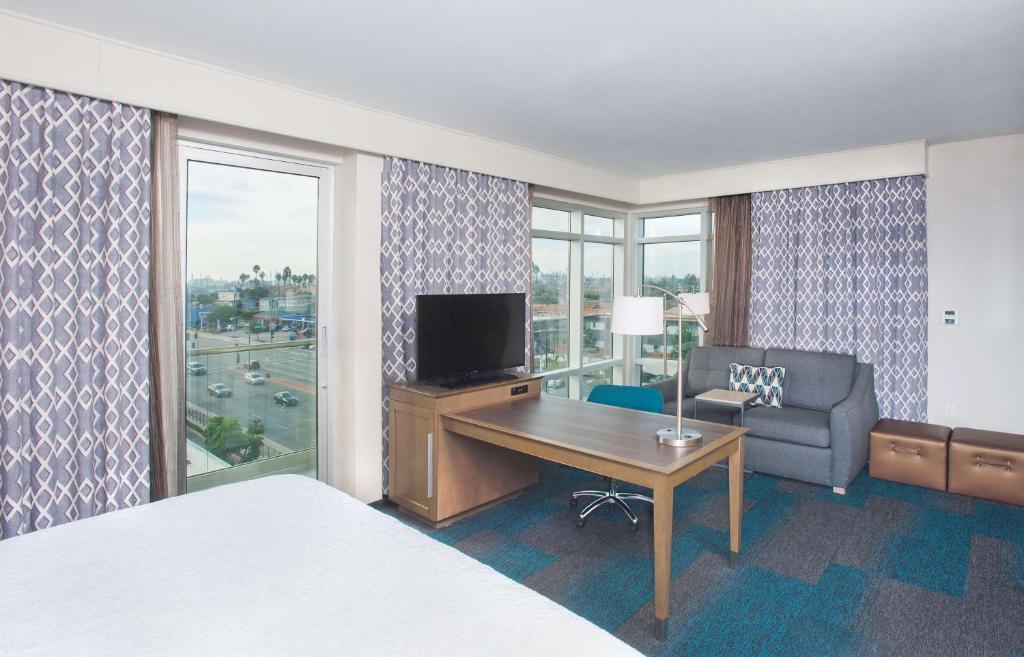 Hampton Inn & Suites LAX El Segundo, CA Room Type - King Studio Suite with Balcony - Non-Smoking