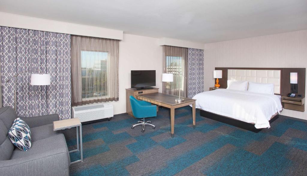 Hampton Inn & Suites LAX El Segundo, CA Room Type - King Studio Suite - Non-Smoking