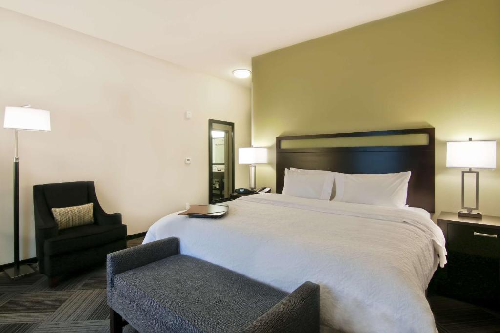 Hampton Inn & Suites Bellevue Downtown-Seattle, WA Room Type - King Room with Roll-In Shower - Mobility and Hearing Access/Non-Smoking Hampton Inn & Suites Bellevue Downtown-Seattle, WA Room Type - King Room with Roll-In Shower - Mobility and Hearing Access/Non-Smoking
