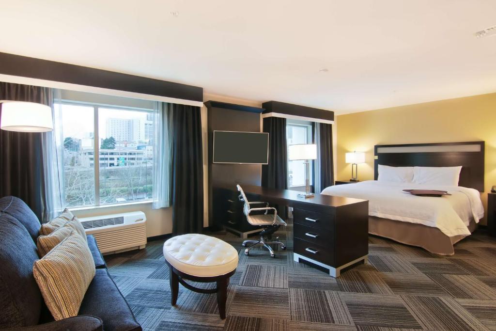 Hampton Inn & Suites Bellevue Downtown-Seattle, WA Room Type - King Studio Suite with Sofa Bed - Hearing Access/Non-Smoking
