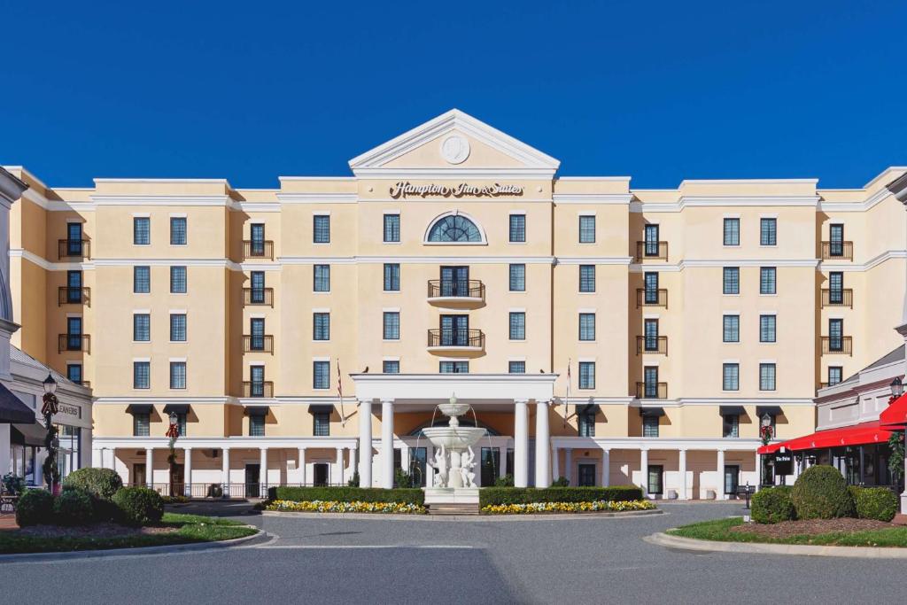 Hampton Inn & Suites Charlotte/South Park at Phillips Place image