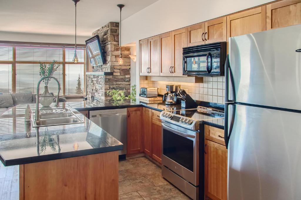 The Crescent 201 by Okanagan Premier photo 4