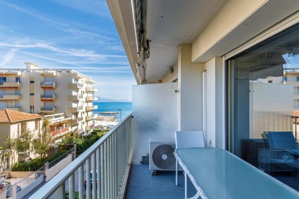 Tamanaco Beach 1BDR apartment with balcony sea view and pool photo 1