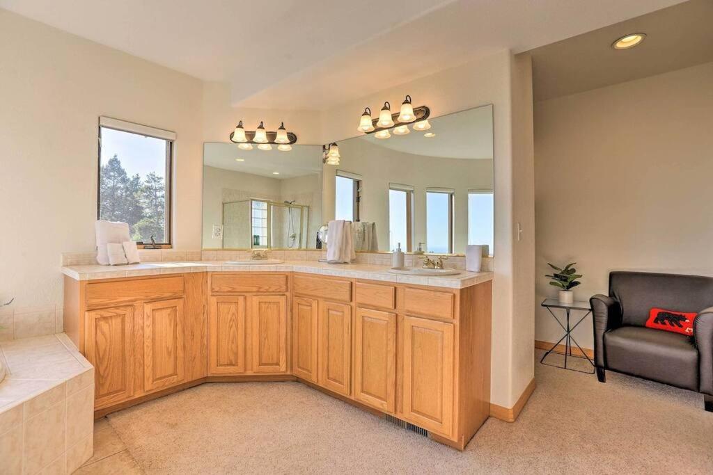 Gorgeous Bear Mountain with Hot Tub & WFH Friendly photo 2