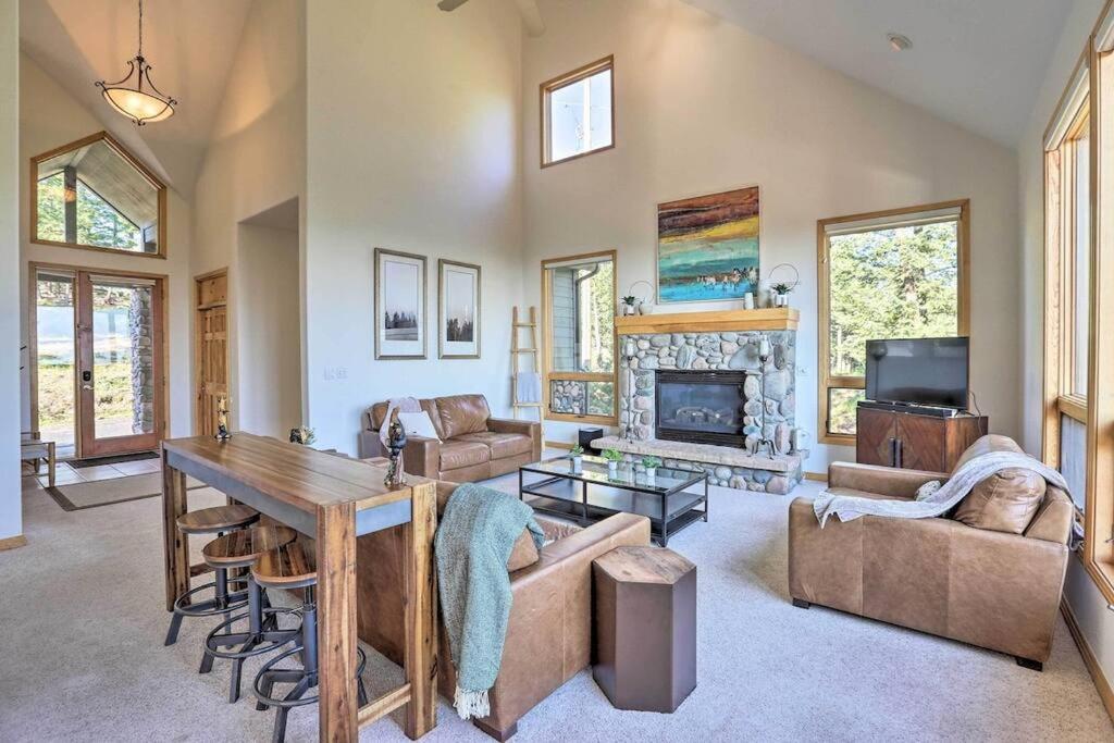 Gorgeous Bear Mountain with Hot Tub & WFH Friendly photo 4