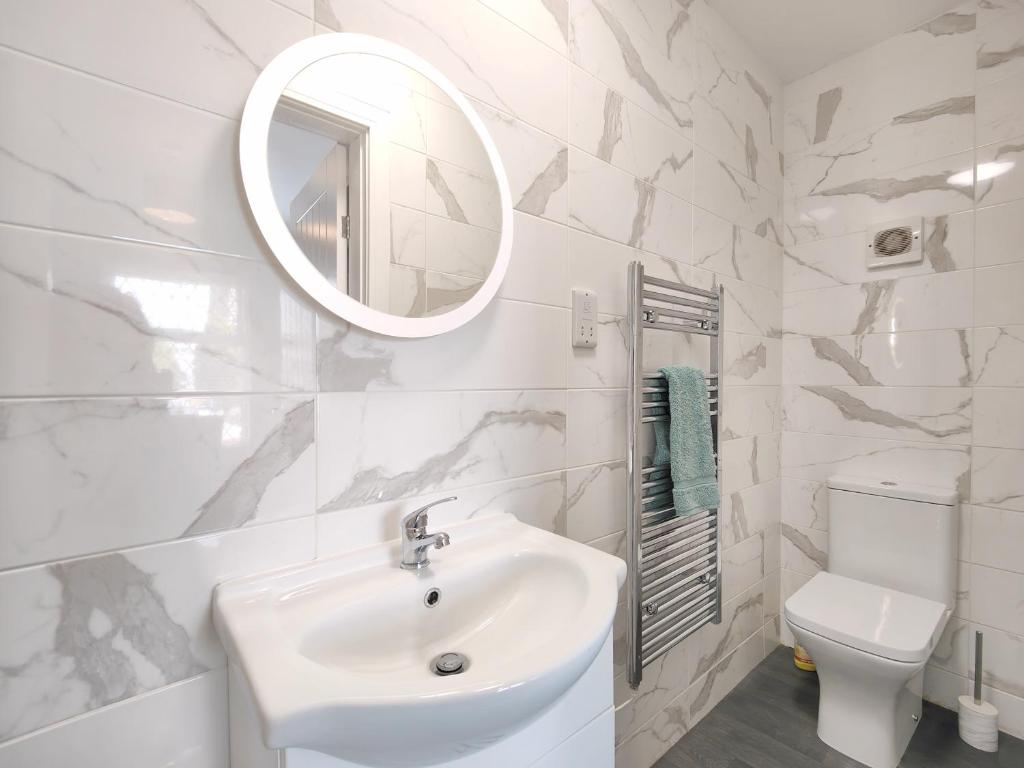 HEYHOO Charming Holiday Studio in Hazel Grove - Self Catering Apartment 2 - Tap to explore photos
