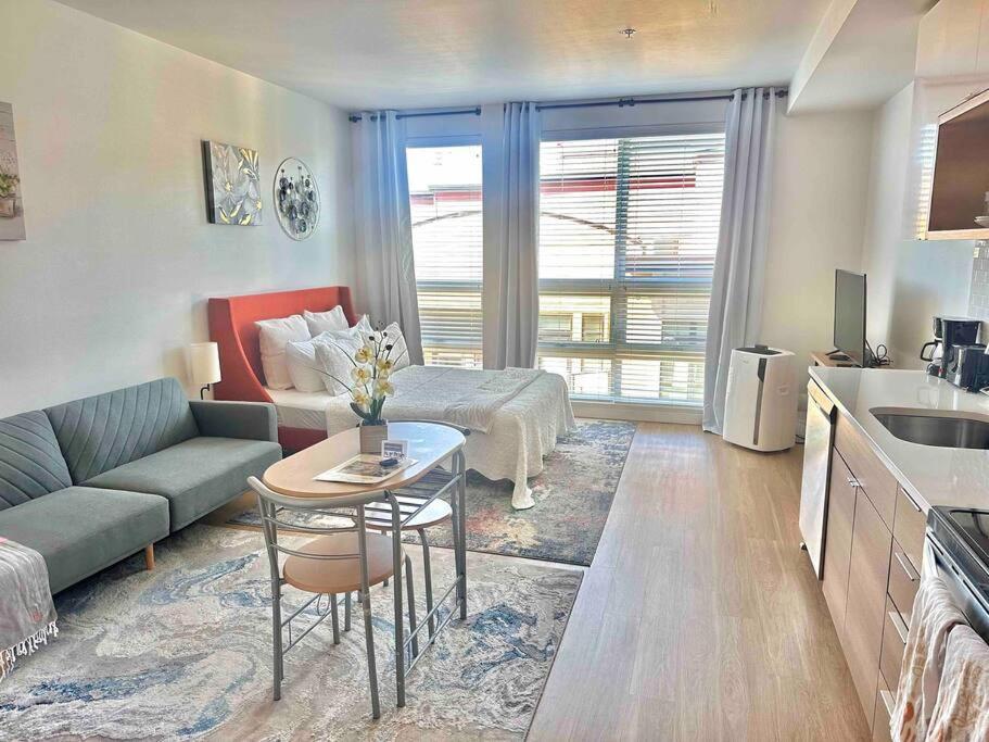 Charming and Modern Downtown Tacoma Apartment with Queen size bed and futon sofa bed, Free Netflix photo 1