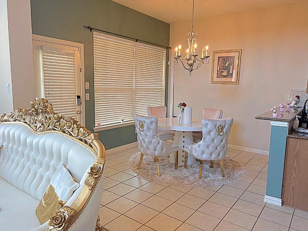Kings and Queens luxury home photo 2