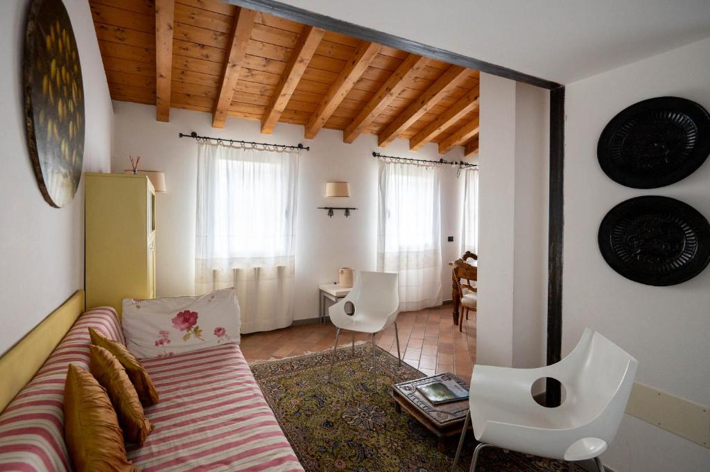 Agriturismo Terre Bianche - Tap to explore photos