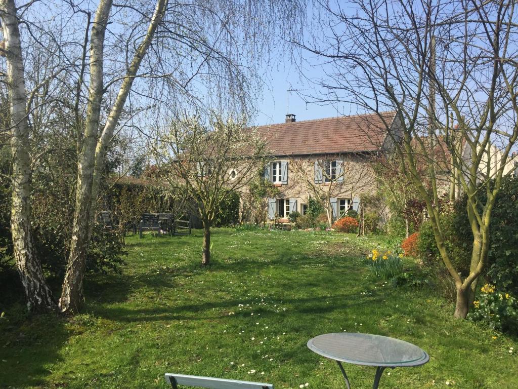 Grande maison avec jardin arboré