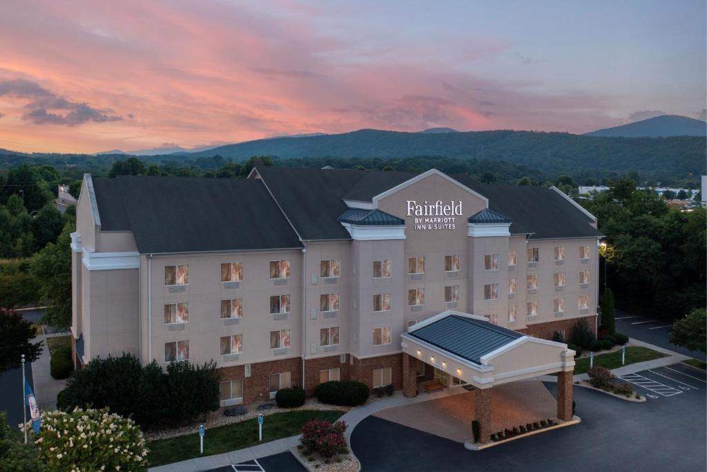 Fairfield Inn & Suites by Marriott Roanoke Hollins/I-81 image