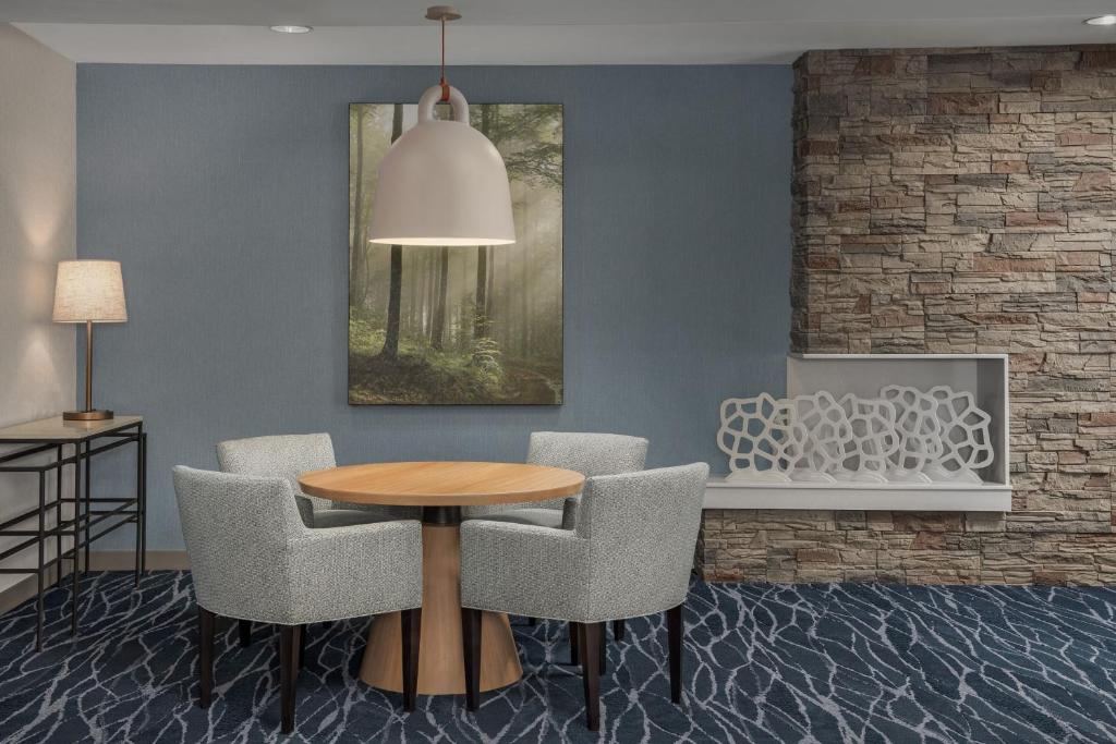 Fairfield Inn & Suites Roanoke Hollins/I-81 photo 4
